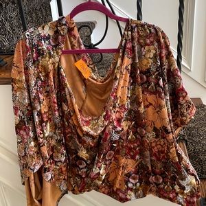 Size Large cacoon poncho top w drapes very pretty! Throw it on over black top!